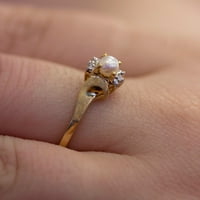 Prsten od žutog zlata od 10 karata sa slatkovodnim kultiviranim biserima i dijamantima sa satenskom završnom obradom